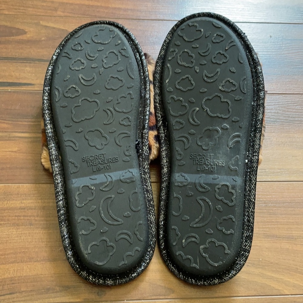 Secret Treasures Leopard Print Faux Fur Sleepers size 9-10 - Picture 5 of 6